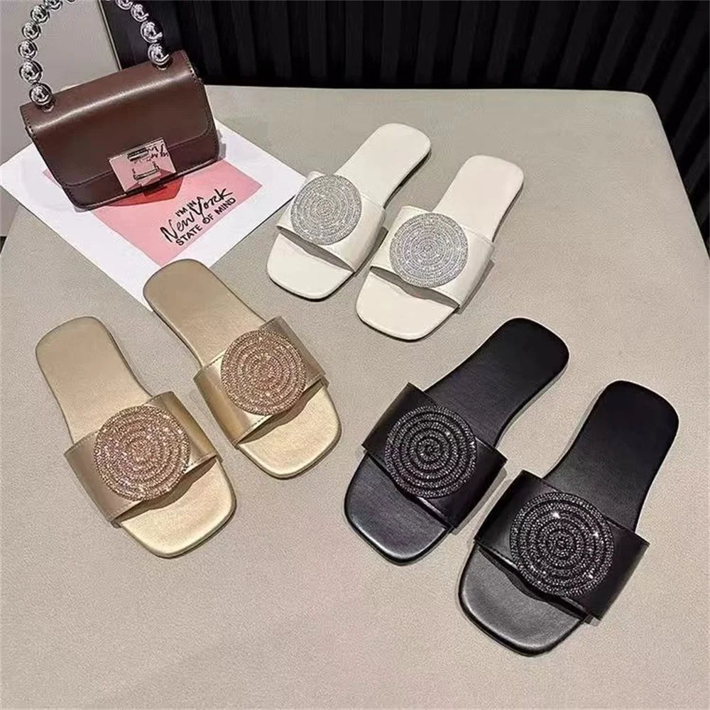 Super soft bottom plus size sandals and slippers wear 2024 niche fashion fairy flat slippers in summer.