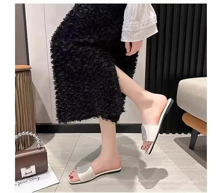 Super soft bottom plus size sandals and slippers wear 2024 niche fashion fairy flat slippers in summer.