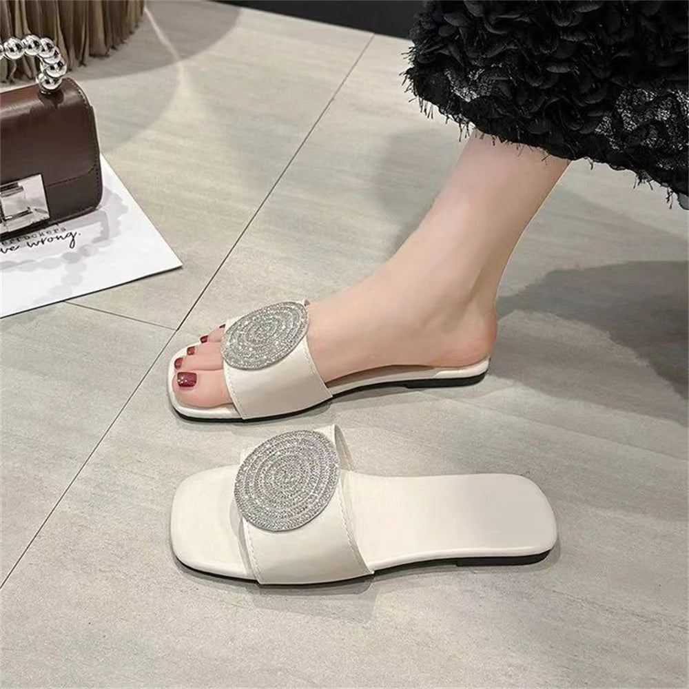 Super soft bottom plus size sandals and slippers wear 2024 niche fashion fairy flat slippers in summer.